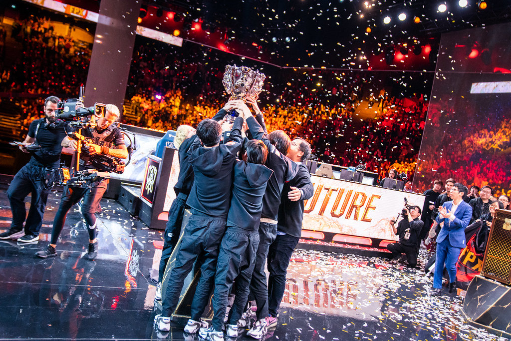 英雄联盟S15淘汰赛备战受阻：BLG战队下路选手伤病引发团队战术调整危机-小艾电竞